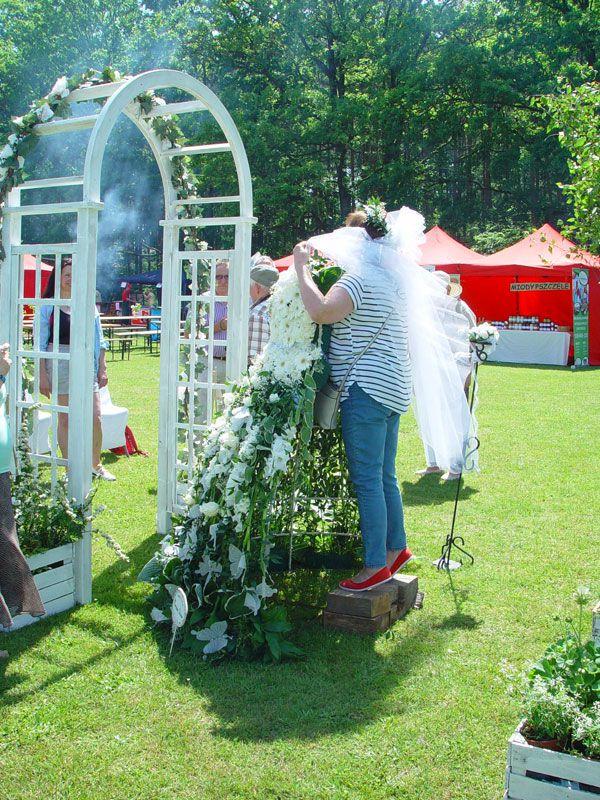 Prace florystyczne Festiwal Róż w Dobrej