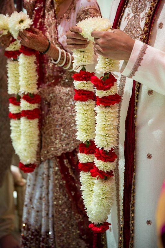 Tradycyjne kontrastowe połączenie kolorów w girlandach ślubnych, albo… Fot. www.unitedwithlove.com