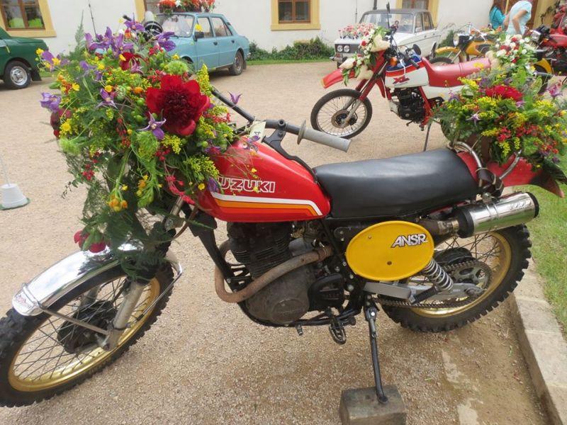 kwiatowa dekoracja motocykla