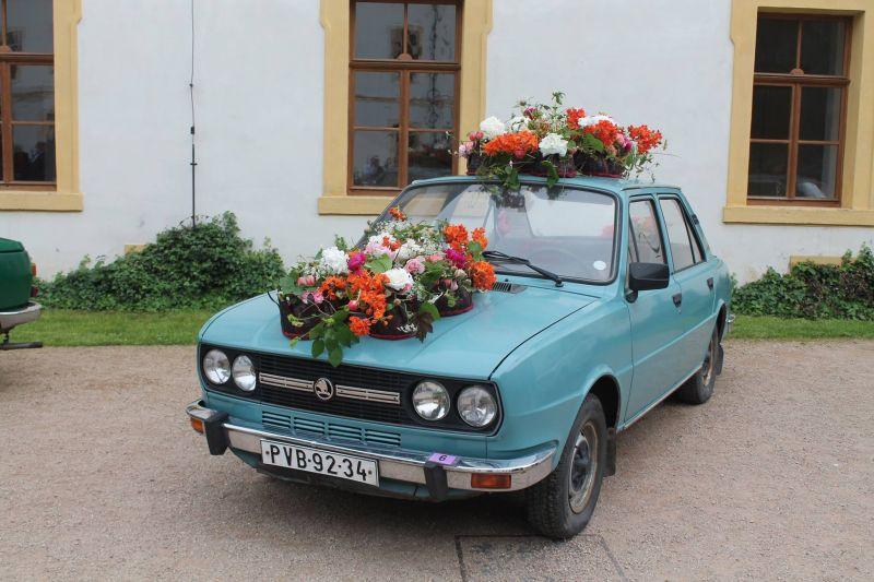 kwiatowa dekoracja samochodu