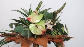 Naturalny, zielony bukiet z anthurium na kryzie z kory palmowej - krok po kroku