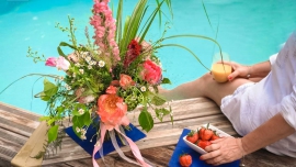 Lato pełne kwiatów: leniwy urlop przy basenie