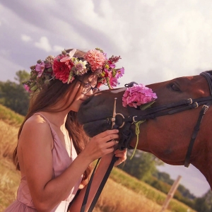 Koń i kwiaty: niezwykła sesja fotograficzna