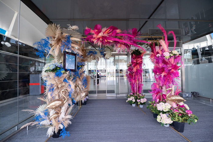 dekoracje kwiatowe na lotnisku we Wrocławiu
