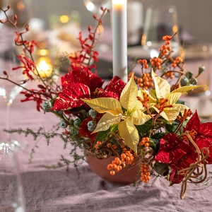 Cztery pomysły na dekorację stołu świątecznego z poinsecją (DIY)