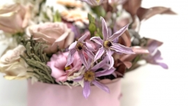 Jak stworzyć flowerbox na Dzień Kobiet? Mistrzowska kompozycja Macieja Krzusa