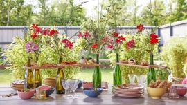 Rozkosz połączona z wyjątkowymi kwiatami. Letnie aranżacje stołów z pelargoniami.